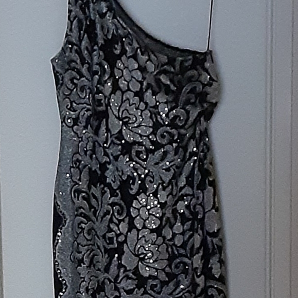 ST JOHN EVENING ONE SHOULDER GOWN, Black/Silver, Size 12 - Picture 14 of 15